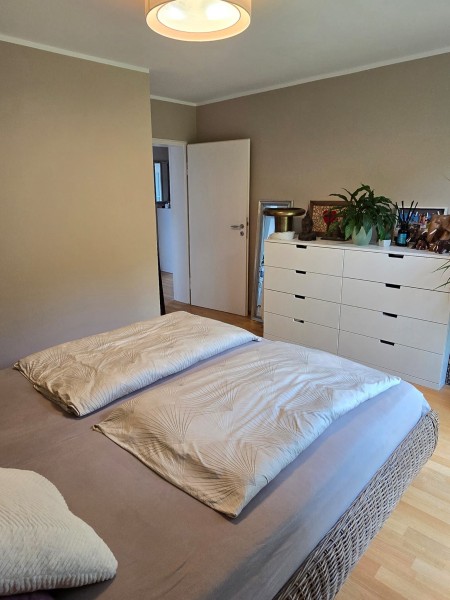 Schlafen Blick zur T�r Wohnung Starnberg